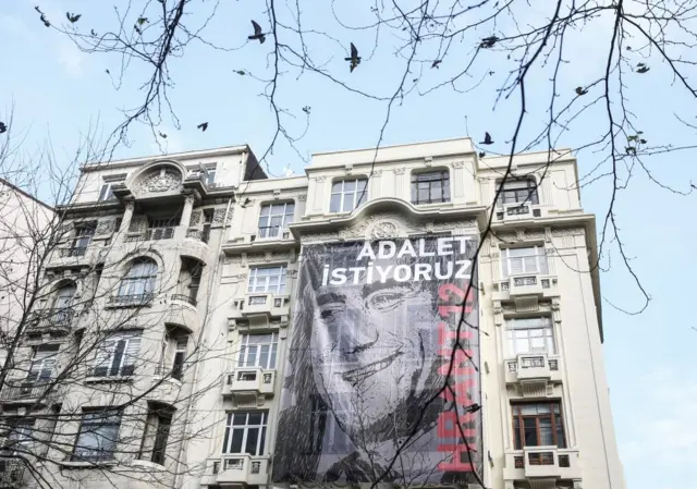 adalet isityoruz yazan ve hrant dink'in fotoğrafının bulunduğu afiş