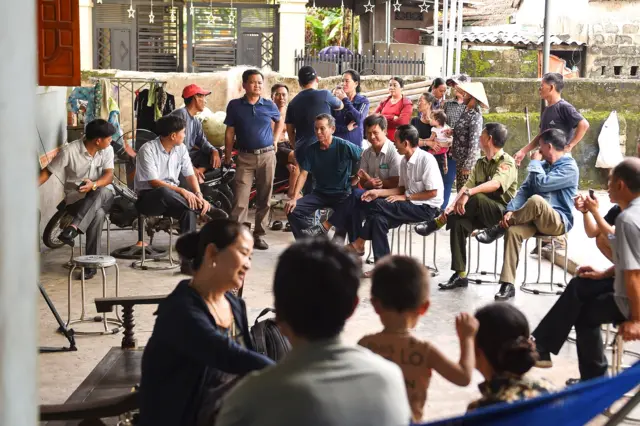 Người thân của một gia đình quây quần đợi tin con cháu tại Nghệ An mình hi vọng không ở trong số 39 người chết ở Anh