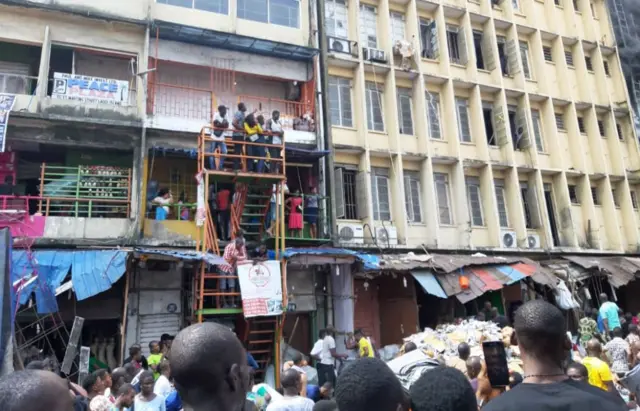 Ndị mmadụ gbakọrọ ebe ọkụ na-agba na Balogun, Legọs