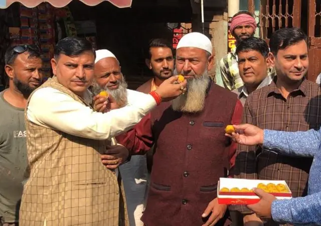 मथुरा में शाही ईदगाह के पास आम लोग.
