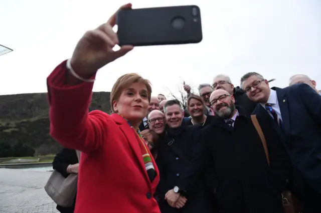 İskoç Ulusal Partisi lideri Nicolas Sturgeon, İskoç Özerk Hükümeti üyeleriyle poz verirken