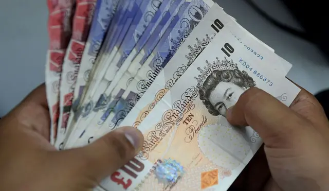سعر العملة البريطانية ارتفع بشدة بمجرد إعلان نتائج استطلاعات الرأي