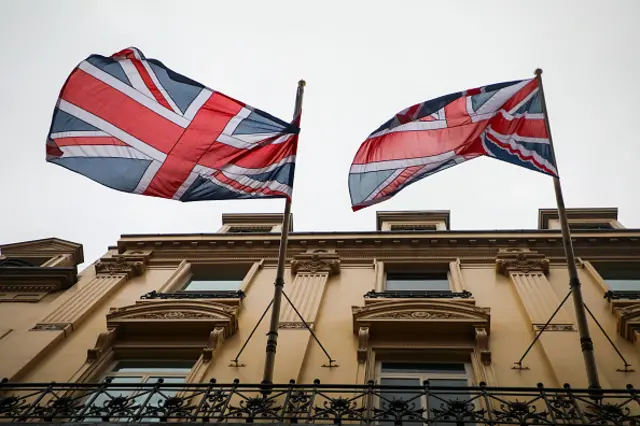 নির্বাচনের দিনে ব্রিটেনের একটি ভবনে যুক্তরাজ্যের পতাকা