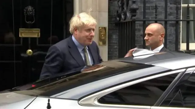 ডাউনিং স্ট্রিটে প্রধানমন্ত্রীর বাসভবন থেকে বরিস জনসন এখন রওনা হয়েছে বাকিংহাম প্রাসাদের উদ্দেশ্যে