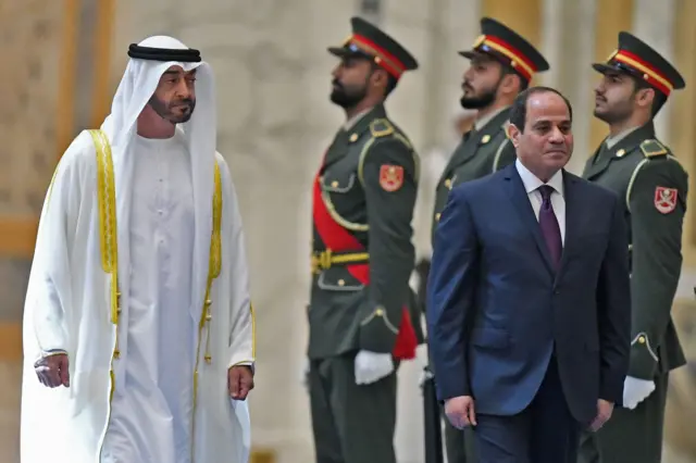 السيسي مع ولي عهد أبو ظبي الشيخ محمد بن زايد آل نهيان (أبو ظبي، نوفمبر/تشرين الثاني 2019).