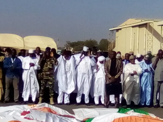 Mahamdou Issoufou tare da jama'a yayin sallar janaza ga sojoji 71