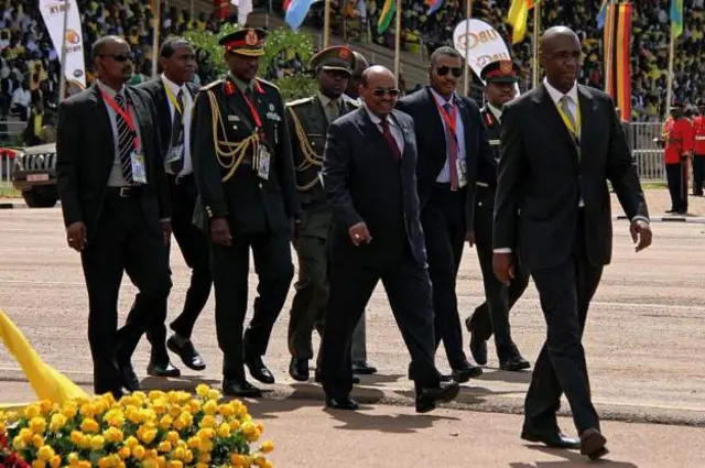 Omar al-Bashir lokacin da ya kai ziyara Uganda