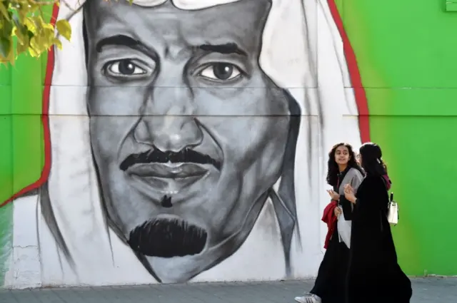 فتاتان سعوديتان