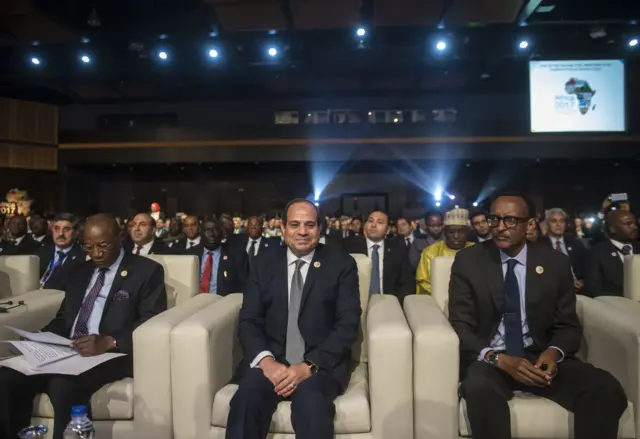 الرئيس المصري عبد الفتاح السيسي وسط القادة الأفارقة في قمة الاتحاد الأفريقي عام 2017