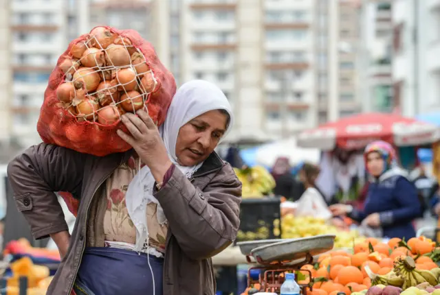 Soğan taşıyan bir kadın