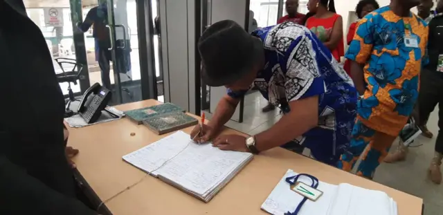 Edo State Resident Electoral Commissir Emmanuel Alex Hart as im dey sign in for CBN Benin city to collect sensitive materials.