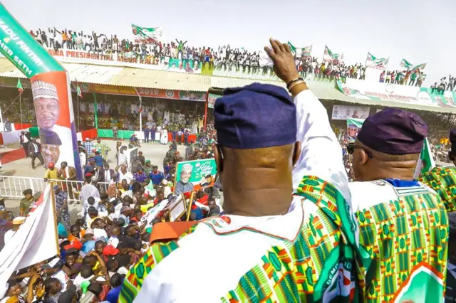 Aworan Atiku nibi ti o ti n juwọ si awọn ọmọ ẹgbẹ rẹ