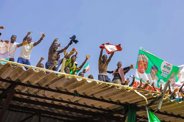 Aworan Atiku nibi ti o ti n juwọ si awọn ọmọ ẹgbẹ rẹ