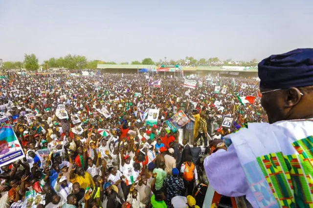 Aworan Atiku nibi ti o ti n juwọ si awọn ọmọ ẹgbẹ rẹ