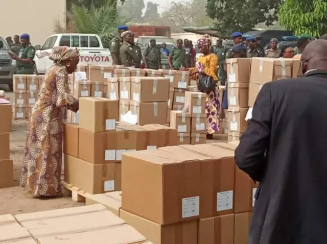 Niṣe ni awọn oṣiṣẹ alaabo duro wamu-wamu lati pese aabo nibi ti wọn ti n pin awọn  eroja idibo.