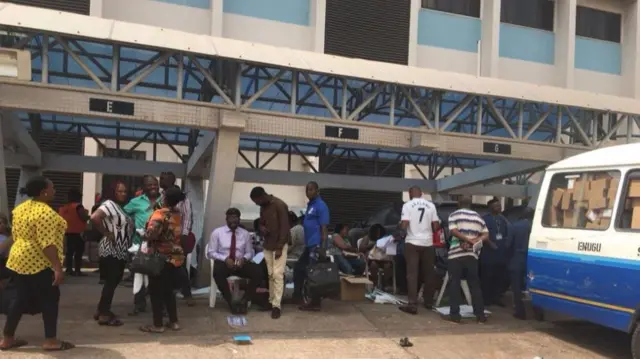 Ndị ọrụ Inec dịka ha na-ekesa akọrọngwa ntuliaka n'ụlọakụ etiti(CBN), ngalaba nke Enugwu