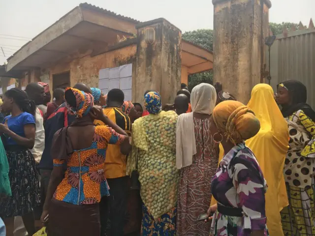 Awọn ọdọ to n wo orukọ wọn lara ogiri