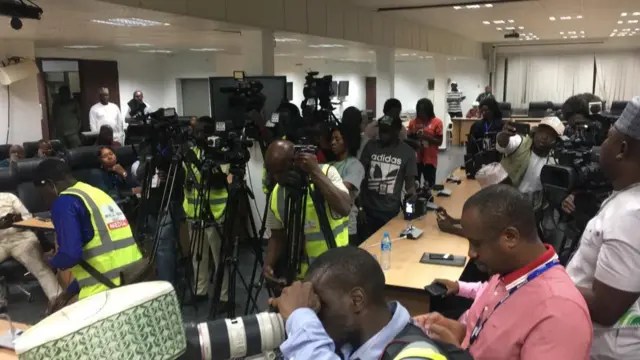 'Yan jarida sun kashe dare a ofishin INEC