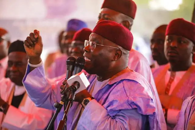 Atiku ya zargi Buhari da hannu a dage zabe