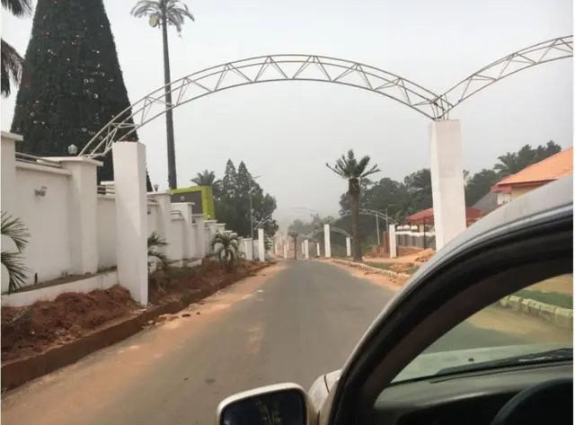 Ụzọ gara n'obodo Rochas Okorocha