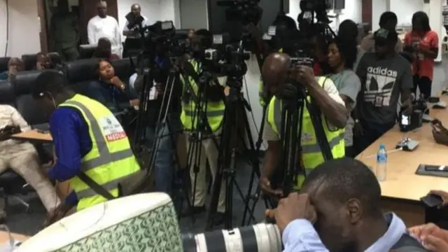 'Yan jarida sun kashe dare a ofishin INEC