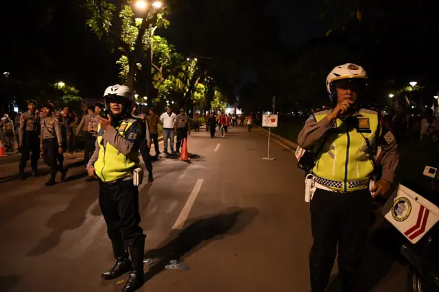 Petugas kepolisian berjaga seusai terdengar ledakan di kawasan parkir timur Senayan, Jakarta, Minggu (17/2/2019)