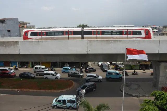 Kereta api ringan atau Light Rail Transit (LRT) melintas saat uji coba di lintasan koridor Kelapa Gading-Velodrome, Jakarta, Sabtu (16/2/2019)