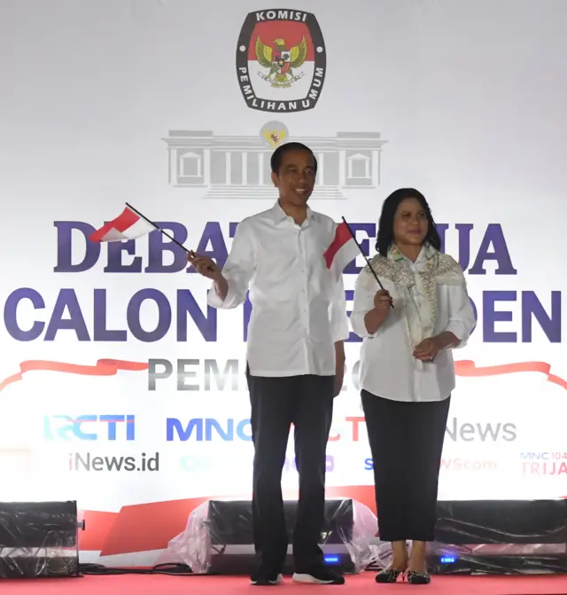 Capres nomor urut 01 Joko Widodo (kiri) bersama Ibu Iriana Joko Widodo tiba untuk mengikuti debat capres 2019 putaran kedua di Hotel Sultan, Jakarta, Minggu (17/2/2019).