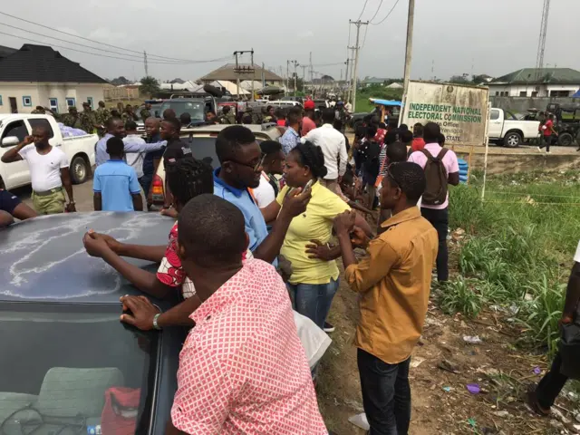 Pipo full Bayelsa INEC office gate
