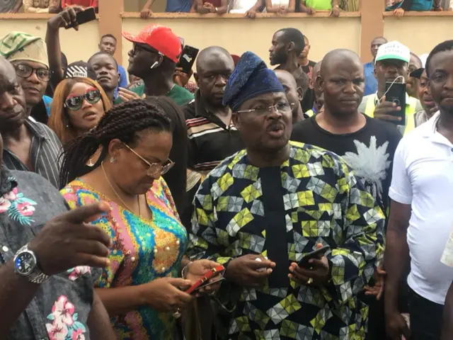 Gómìnà Ajimọbi àti aya rẹ̀, Florence, lẹyin ti wọn dìbò tan  nílu Ibadan