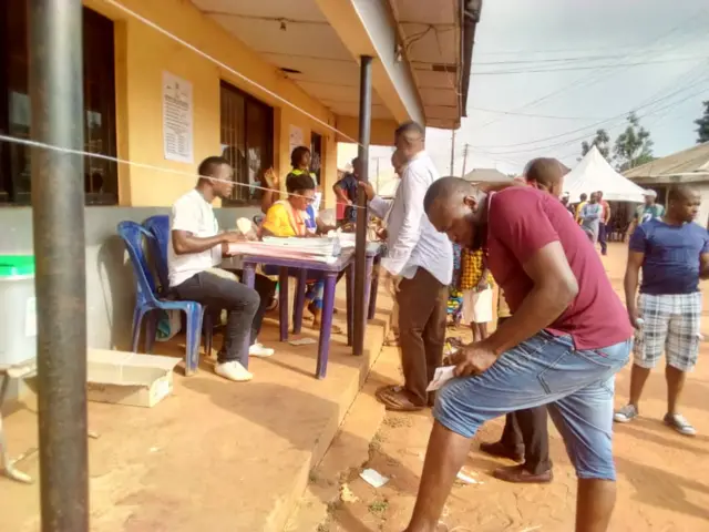 Ndị na-ebinye aka n'akwụkwọ