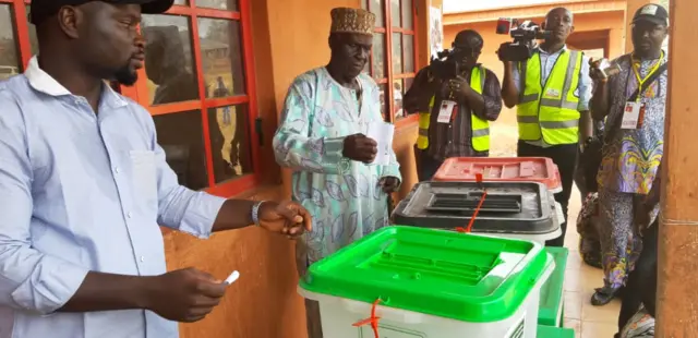 Aworan aṣoju ẹgbẹ APC to n naka si ibi ti oludibo yoo tẹka si