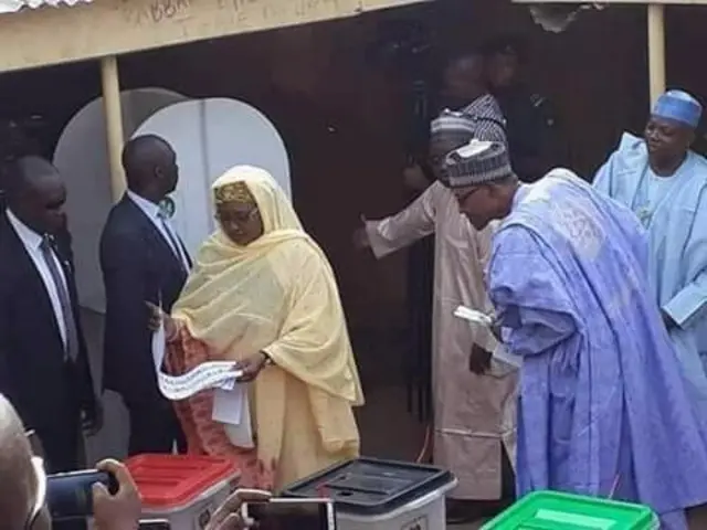 Aarẹ Buhari n wo iyawo rẹ