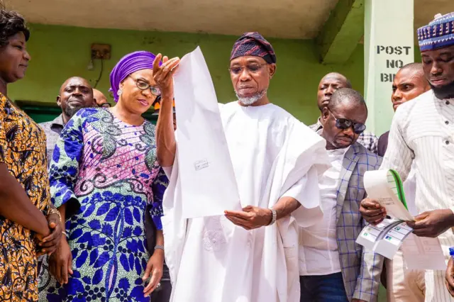 Aregbesola àti iyawo rẹ n dibo
