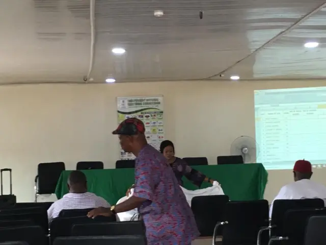 Awọn osisẹ eleto ibo n to gbọngan kan