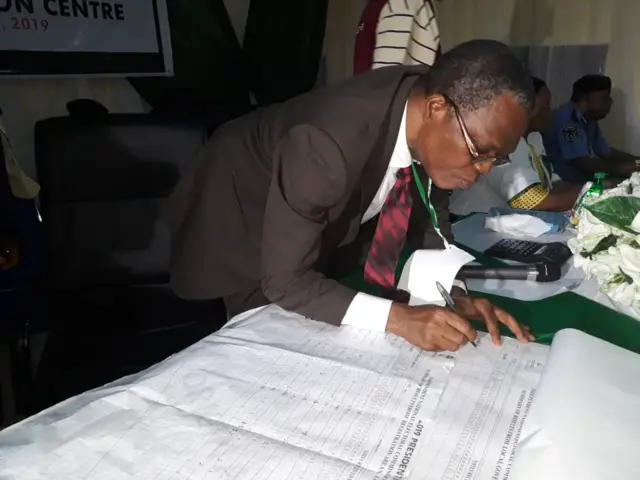 Cross Rivers State Returning officer  Professor Akii Ibhadode dey write di result.