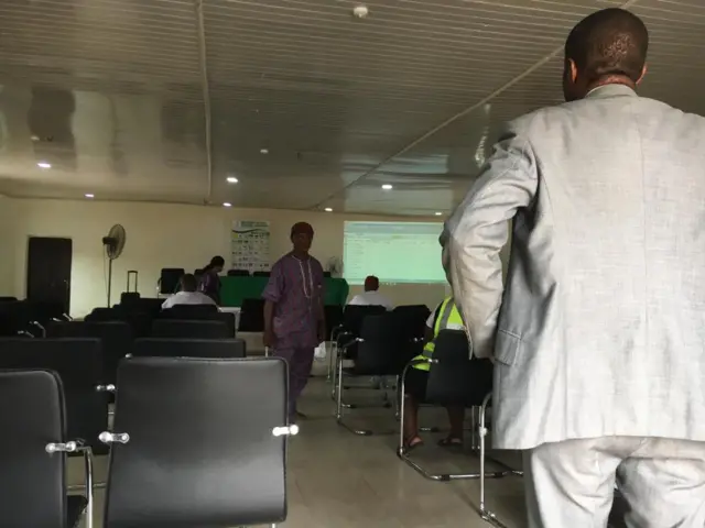 Awọn osisẹ eleto ibo n to gbọngan kan