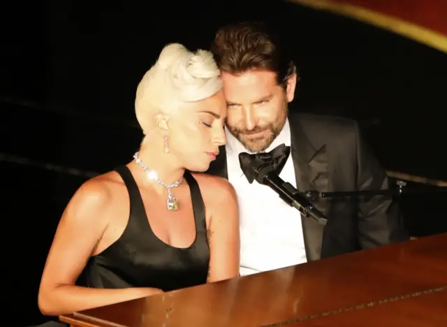 Lady Gaga ve Bradley Cooper