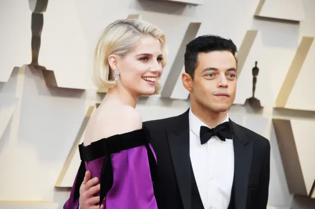 Oyuncu Rami Malek, Freddie Mercury'yi canlandırdığı Bohemian Rhapsody filmi ile en iyi erkek oyuncu kategorisinde aday. Kırmızı Halı'ya filmde beraber rol aldığı Lucy Boynton ile beraber geldi.