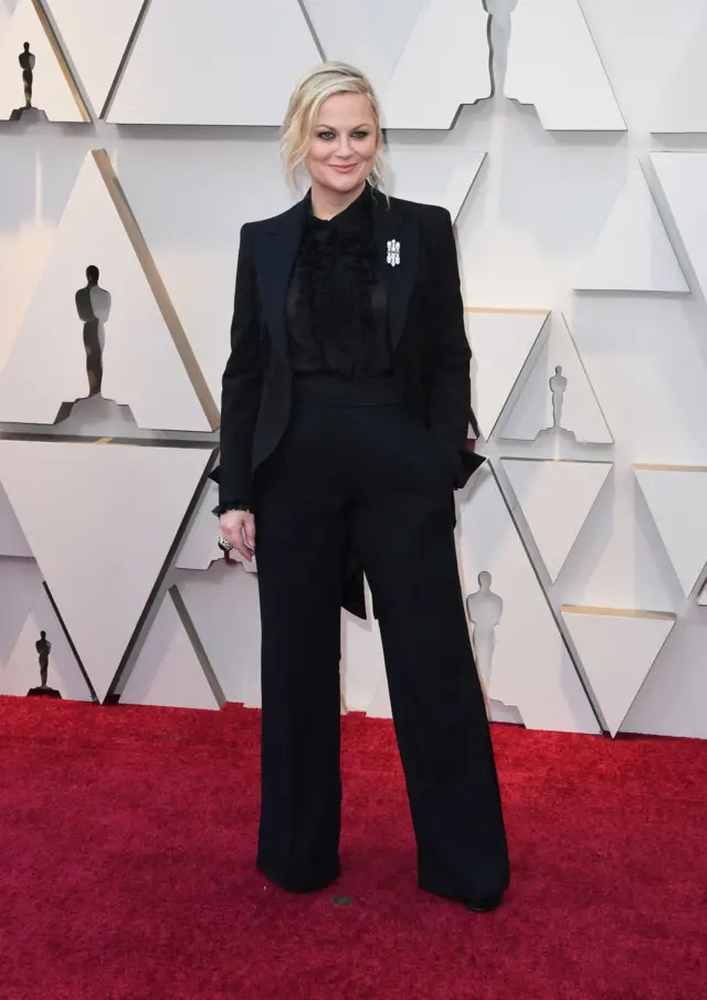 Oyuncu Amy Poehler, Alberta Ferretti tasarımı bir smokin giyiyor.
