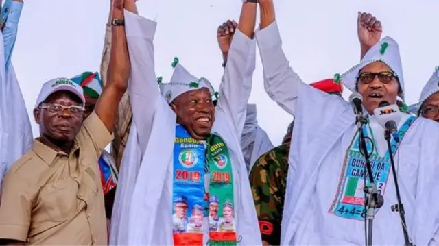 Buhari ya daga hannun Ganduje