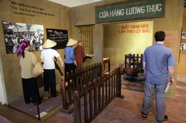 Một cửa hàng lương thực thời bao cấp được tái hiện lại ở Bảo tàng Dân tộc học