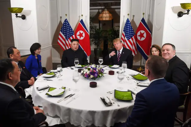 Bữa ăn tối tại khách sạn Metropole giữa tổng thống Mỹ Donald Trump và lãnh đạo Bắc Hàn Kim Jong-un ngày 27/2.