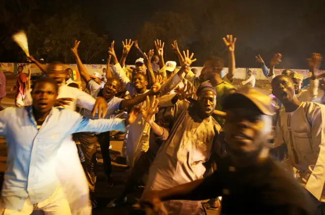 APC supporters dey happi say Buhari get vote pass for 2019 presidential election