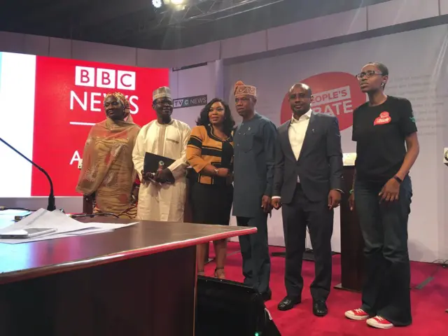 Di debate candidates wit di moderators afta di debate.