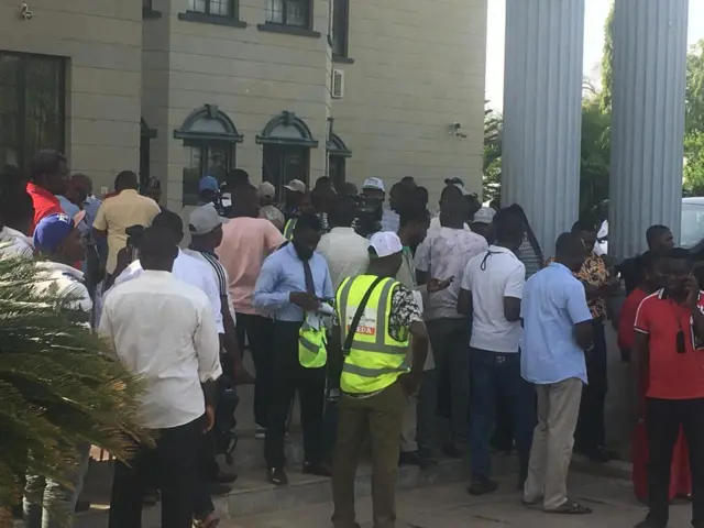 Party supporters journalists for Gov. Samuel Ortom house afta INEC declare im election inconclusive.