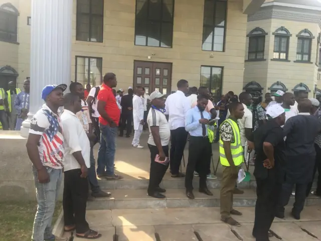 Party supporters journalists for Gov. Samuel Ortom house afta INEC declare im election inconclusive.