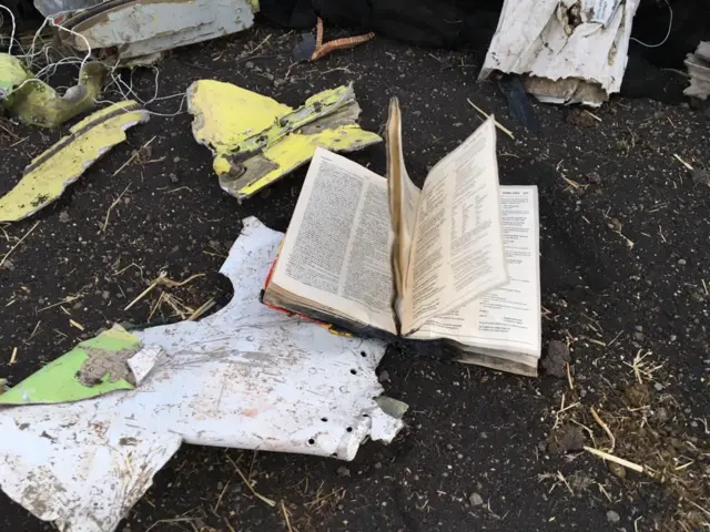 ካብ ሓዊ ብኸፊል ዝደሓነ መጽሓፍ ኣብ ቦታ ሓደጋ ተቐሊዑ ይርአ