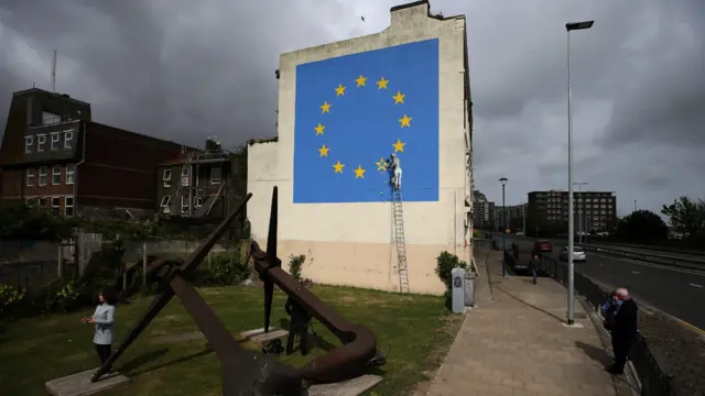 Бэнкси высказался на тему "брексита" в Дувре, через который проходит главный торговый путь в Европу