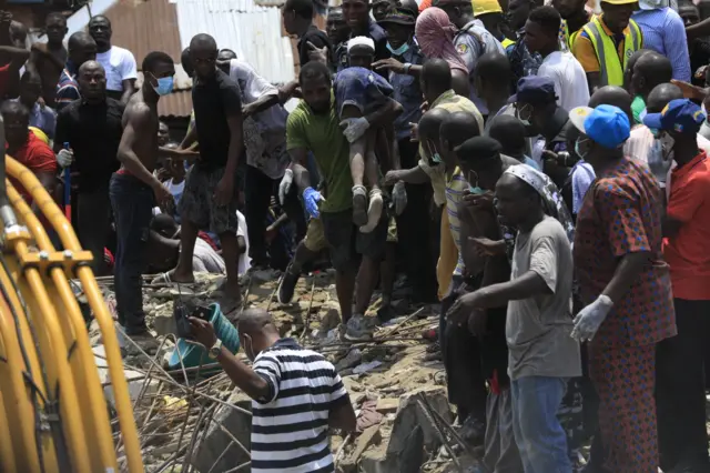 Man carry pikin wey dem rescue